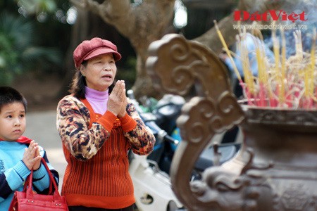 Chùa Vạn Niên nằm cạnh hồ Tây với cửa chính nằm trên đường Lạc Long Quân và cửa sau thông ra đường kè bờ hồ. Bước vào trong chùa, có thể nhận ra những khối kiến trúc mang dáng vẻ vững chãi với các hoạ tiết trang trí là những biểu tượng của Phật giáo Tây Tạng. Những cửa sổ cao và hẹp cũng là một đặc điểm kiến trúc ở xứ sở nằm trên dãy Himalaya. Dưới mái hiên là dải cờ phướn gồm 5 màu trắng, đỏ, lục, vàng, lam - những sắc màu của Phật giáo Tây Tạng, khác đôi chút với màu truyền thống của Phật giáo Việt Nam là trắng, đỏ, cam, vàng, lam. Nét kiến trúc đặc biệt nhất của chùa Vạn Niên chính là một Chorten – bảo tháp của Phật giáo Tây Tạng. Trong đời sống tâm linh của người Tây Tạng, Chorten là biểu tượng cho cốt tuỷ của Đức Phật. Những lời trì chú bằng Tạng ngữ được khắc trên thân của Chorten. Những bức phù điêu tinh xảo được chạm khắc ở phần đế của Chorten, thể hiện các biểu tượng Phật giáo Tây Tạng như chuỳ kim cương, bánh xe pháp và các vị a-la-hán có nét mặt, tư thế rất sống động. Hình tượng chuỳ kim cương xuất hiện ở mọi nơi trong chùa. Trong Kim Cương thừa tây Tạng, chuỳ kim cương (còn gọi là Kim cương chử) biểu hiện sự giác ngộ của đức Phật. Bánh xe pháp (Pháp luân) tượng trưng cho giáo pháp của đức Phật là sự kết hợp của 8 chiếc chuỳ kim cương. Chuỳ kim cương nằm ở vị trí trung tâm trong một tấm phù điêu trang trí trên tường gỗ của chùa. Sân chùa tràn ngập màu xanh của xây cối với những mảnh vườn được bài trí khá cầu kỳ. Khác với nhiều ngôi chùa khác ở Hà Nội, các Phật tử quen thuộc đến với chùa Vạn Niên không phải để cầu tiền tài, danh vọng mà thường cầu bình an, sức khoẻ và tránh tà. Với kiến trúc độc đáo nằm giữa khung cảnh trời nước thanh bình, chùa Vạn Niên đã trở thành điểm đến của nhiều du khách khi thưởng ngoạn hồ Tây của Thủ đô nghìn năm tuổi. Một thoáng Tây Tạng giữa lòng Hà Nội