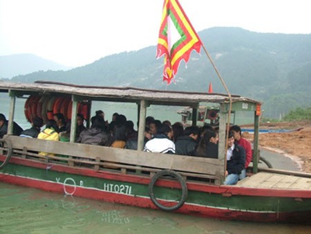 Hà Tĩnh: Chùa Hương Tích tấp nập du khách đầu năm ảnh 2 Hà Tĩnh: Chùa Hương Tích tấp nập du khách đầu năm ảnh 2