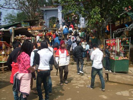 Hà Tĩnh: Chùa Hương Tích tấp nập du khách đầu năm ảnh 6 Hà Tĩnh: Chùa Hương Tích tấp nập du khách đầu năm ảnh 6