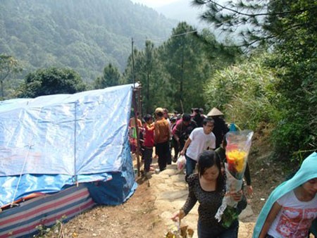 Hà Tĩnh: Chùa Hương Tích tấp nập du khách đầu năm ảnh 8 Hà Tĩnh: Chùa Hương Tích tấp nập du khách đầu năm ảnh 8