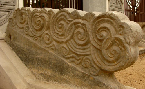 Rồng đá trông như đám mây là đặc trưng thời Mạc.