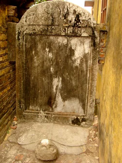 Rùa đá cõng bia trong chùa Phúc Linh.