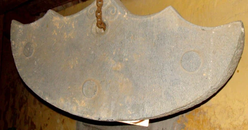 Chiếc khánh đá suýt bị mất trộm.