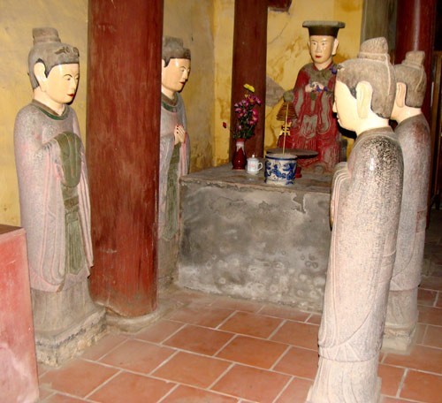 Tượng tròn tạc bằng đá xanh - tượng đặc trưng thời Mạc. Những pho tượng này được cho là tạc vua Mạc Đăng Dung và các vị quan. Tượng tròn tạc bằng đá xanh - tượng đặc trưng thời Mạc. Những pho tượng này được cho là tạc vua Mạc Đăng Dung và các vị quan.