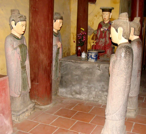 Tượng tròn tạc bằng đá xanh - tượng đặc trưng thời Mạc. Những pho tượng này được cho là tạc vua Mạc Đăng Dung và các vị quan.