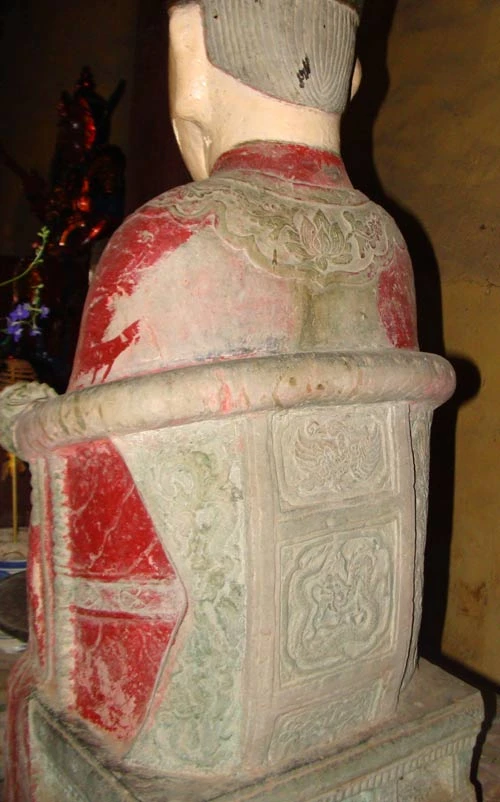 Vua Mạc Đăng Dung ngồi trên ghế tạc hình rồng.