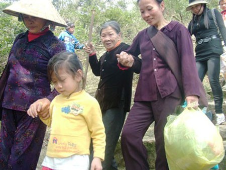 Hà Tĩnh: Chùa Hương Tích tấp nập du khách đầu năm ảnh 7 Hà Tĩnh: Chùa Hương Tích tấp nập du khách đầu năm ảnh 7