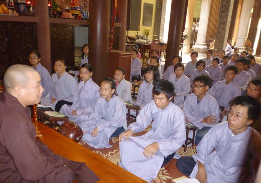 Người trẻ lên chùa “học Phật” ảnh 1 Ngày càng có nhiều bạn trẻ lên chùa