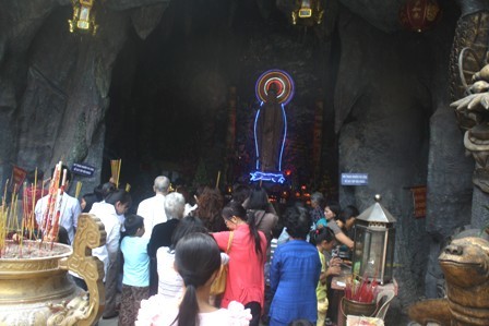 Người dân TPHCM lên chùa cúng tiễn đưa ông bà ảnh 3 Người dân TPHCM lên chùa cúng tiễn đưa ông bà ảnh 3