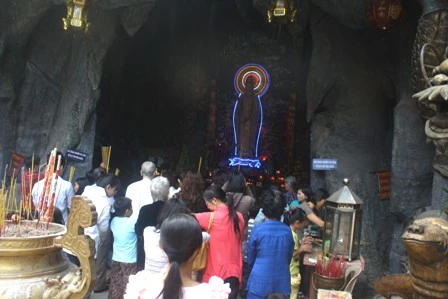 Người dân TPHCM lên chùa cúng tiễn đưa ông bà ảnh 3