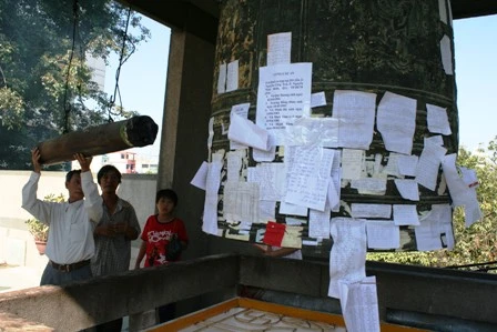 Người dân TPHCM lên chùa cúng tiễn đưa ông bà ảnh 4