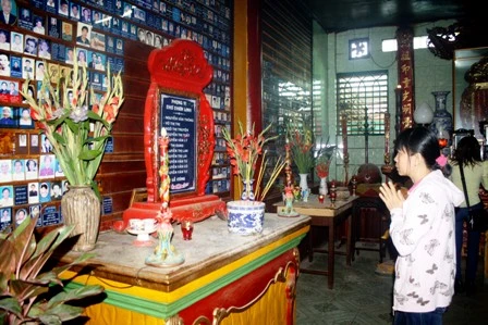 Người dân TPHCM lên chùa cúng tiễn đưa ông bà ảnh 5