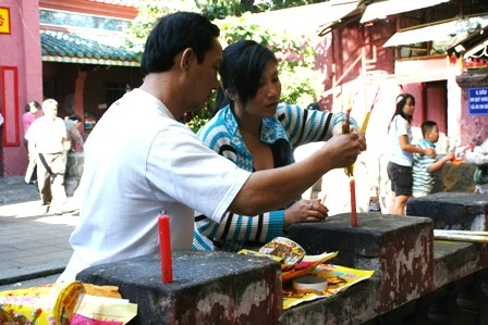 Người dân TPHCM lên chùa cúng tiễn đưa ông bà ảnh 6