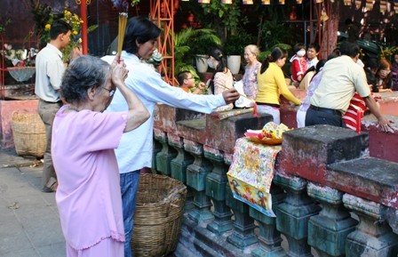 Người dân TPHCM lên chùa cúng tiễn đưa ông bà ảnh 7 Người dân TPHCM lên chùa cúng tiễn đưa ông bà ảnh 7