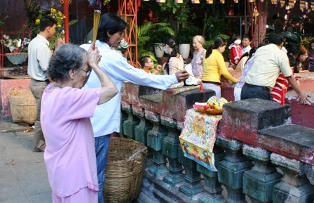 Người dân TPHCM lên chùa cúng tiễn đưa ông bà ảnh 7