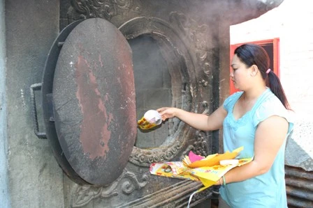 Người dân TPHCM lên chùa cúng tiễn đưa ông bà ảnh 8