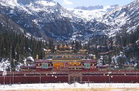 Pêma Tung là một trong những trung tâm Phật giáo lớn nhất Tây tạng nằm trong thung lũng Dzogchen.