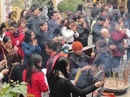 Các chùa ở Hà Nội đông nghịt người đi lễ chùa ảnh 1 Chùa Quán Sứ đông chật khách hành hương