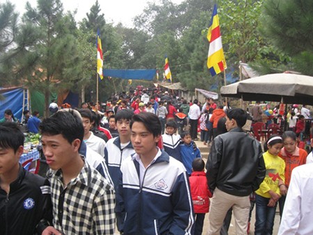 Đông nghịt người đến khai hội chùa Trăm Gian ảnh 1 Hàng nghìn lượt khách đã đến hội chùa trong ngày khai hội.