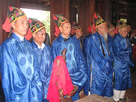 Đông nghịt người đến khai hội chùa Trăm Gian ảnh 2 Lễ dâng hương diễn ra tại chùa chính.