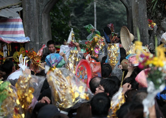 Dòng người náo nức, cuồn cuộn đổ về chùa chính Hương Tích Bị chen lấn cháu bé này òa khóc trên vai bố Không chỉ cháu bé khóc, một cô gái cũng bật khóc Cô gái này thì gần như đã ngất xỉu vì bị chen lấn Một nữ nhà báo đang cố thoát khỏi cảnh người chèn người Ông tây đầy háo hức, chắc lần đầu biết được sự “hấp dẫn” của lễ hội Chùa Hương Một anh công an mồ hôi đầm đìa khi gắng hết sức thực hiện nhiệm vụ giữa đám đông kinh hoàng Cổng động chính chỉ cách vài bước chân nhưng để vào được có khi mất cả giờ đồng hồ Nhiều người không thỏa được nguyện vào động chính đành đứng ngoài bái vọng