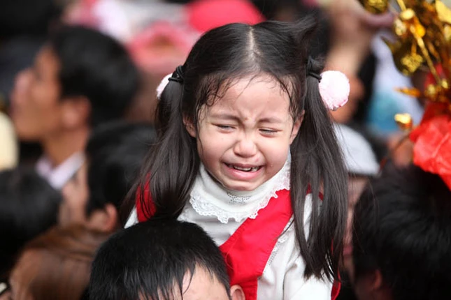 Dòng người náo nức, cuồn cuộn đổ về chùa chính Hương Tích Bị chen lấn cháu bé này òa khóc trên vai bố Không chỉ cháu bé khóc, một cô gái cũng bật khóc Cô gái này thì gần như đã ngất xỉu vì bị chen lấn Một nữ nhà báo đang cố thoát khỏi cảnh người chèn người Ông tây đầy háo hức, chắc lần đầu biết được sự “hấp dẫn” của lễ hội Chùa Hương Một anh công an mồ hôi đầm đìa khi gắng hết sức thực hiện nhiệm vụ giữa đám đông kinh hoàng Cổng động chính chỉ cách vài bước chân nhưng để vào được có khi mất cả giờ đồng hồ Nhiều người không thỏa được nguyện vào động chính đành đứng ngoài bái vọng