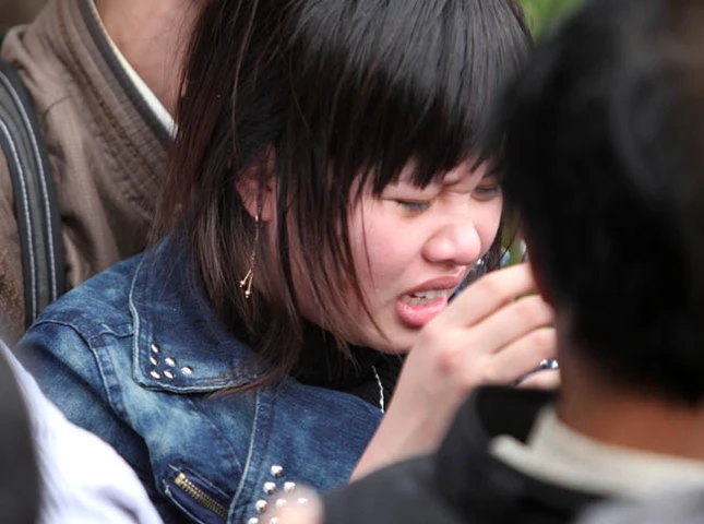 Dòng người náo nức, cuồn cuộn đổ về chùa chính Hương Tích Bị chen lấn cháu bé này òa khóc trên vai bố Không chỉ cháu bé khóc, một cô gái cũng bật khóc Cô gái này thì gần như đã ngất xỉu vì bị chen lấn Một nữ nhà báo đang cố thoát khỏi cảnh người chèn người Ông tây đầy háo hức, chắc lần đầu biết được sự “hấp dẫn” của lễ hội Chùa Hương Một anh công an mồ hôi đầm đìa khi gắng hết sức thực hiện nhiệm vụ giữa đám đông kinh hoàng Cổng động chính chỉ cách vài bước chân nhưng để vào được có khi mất cả giờ đồng hồ Nhiều người không thỏa được nguyện vào động chính đành đứng ngoài bái vọng