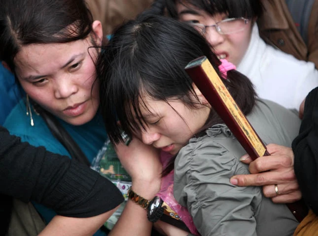 Dòng người náo nức, cuồn cuộn đổ về chùa chính Hương Tích Bị chen lấn cháu bé này òa khóc trên vai bố Không chỉ cháu bé khóc, một cô gái cũng bật khóc Cô gái này thì gần như đã ngất xỉu vì bị chen lấn Một nữ nhà báo đang cố thoát khỏi cảnh người chèn người Ông tây đầy háo hức, chắc lần đầu biết được sự “hấp dẫn” của lễ hội Chùa Hương Một anh công an mồ hôi đầm đìa khi gắng hết sức thực hiện nhiệm vụ giữa đám đông kinh hoàng Cổng động chính chỉ cách vài bước chân nhưng để vào được có khi mất cả giờ đồng hồ Nhiều người không thỏa được nguyện vào động chính đành đứng ngoài bái vọng