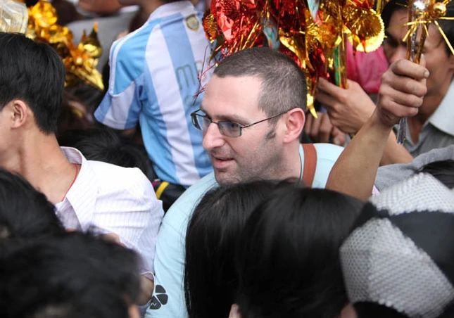 Dòng người náo nức, cuồn cuộn đổ về chùa chính Hương Tích Bị chen lấn cháu bé này òa khóc trên vai bố Không chỉ cháu bé khóc, một cô gái cũng bật khóc Cô gái này thì gần như đã ngất xỉu vì bị chen lấn Một nữ nhà báo đang cố thoát khỏi cảnh người chèn người Ông tây đầy háo hức, chắc lần đầu biết được sự “hấp dẫn” của lễ hội Chùa Hương Một anh công an mồ hôi đầm đìa khi gắng hết sức thực hiện nhiệm vụ giữa đám đông kinh hoàng Cổng động chính chỉ cách vài bước chân nhưng để vào được có khi mất cả giờ đồng hồ Nhiều người không thỏa được nguyện vào động chính đành đứng ngoài bái vọng