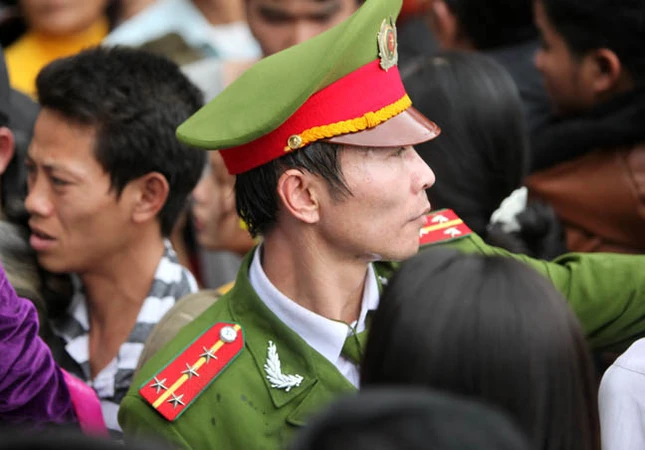 Dòng người náo nức, cuồn cuộn đổ về chùa chính Hương Tích Bị chen lấn cháu bé này òa khóc trên vai bố Không chỉ cháu bé khóc, một cô gái cũng bật khóc Cô gái này thì gần như đã ngất xỉu vì bị chen lấn Một nữ nhà báo đang cố thoát khỏi cảnh người chèn người Ông tây đầy háo hức, chắc lần đầu biết được sự “hấp dẫn” của lễ hội Chùa Hương Một anh công an mồ hôi đầm đìa khi gắng hết sức thực hiện nhiệm vụ giữa đám đông kinh hoàng Cổng động chính chỉ cách vài bước chân nhưng để vào được có khi mất cả giờ đồng hồ Nhiều người không thỏa được nguyện vào động chính đành đứng ngoài bái vọng