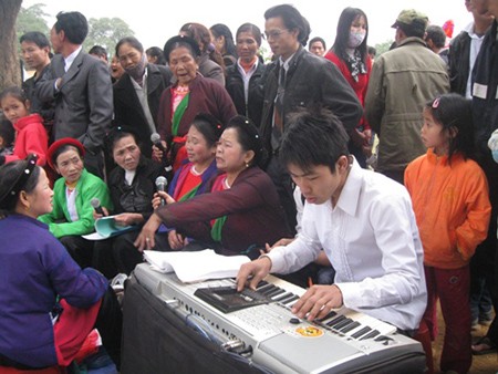 Đoàn nhạc “cây nhà lá vườn” của đội dâng hương Tứ Bích đang hát quan họ. Hát quan họ thu hút khá đông người thưởng thức.