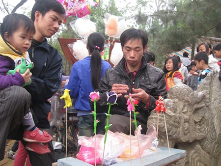 Đông nghịt người đến khai hội chùa Trăm Gian ảnh 8 Nặn tò he luôn làm các em nhỏ thích thú.