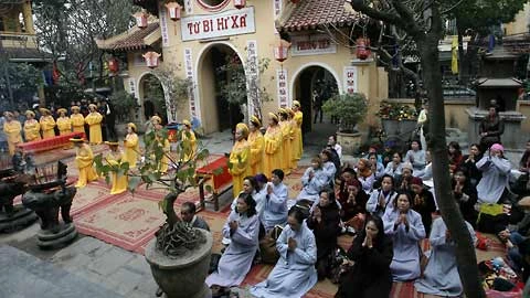 Nghìn nghịt người đi lễ chùa cầu may ảnh 1 Nghìn nghịt người đi lễ chùa cầu may ảnh 1