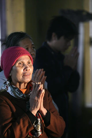 Nghìn nghịt người đi lễ chùa cầu may ảnh 2 Nghìn nghịt người đi lễ chùa cầu may ảnh 2