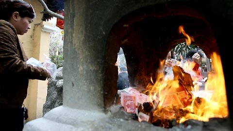 Cứ mồng 6 tết hàng năm, chùa Quán Sứ lại tổ chức lễ cúng đầu xuân. Chùa Quán Sứ từ lâu được cho là rất linh thiêng nên rất đông người đến cầu phúc dịp đầu năm. Nơi đốt vàng mã lúc nào cũng ngùn ngụt lửa.