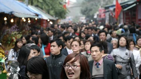 Đường vào phủ Tây Hồ người người chen chúc đến lễ. Để chen chân được vào điện thờ mà đồ lễ không bị xộc xệch là việc khó khăn. Trước cửa điện thờ chính lúc nào cũng đông nghẹt người tấp nập vào ra. Đường vào phủ Tây Hồ người người chen chúc đến lễ. Để chen chân được vào điện thờ mà đồ lễ không bị xộc xệch là việc khó khăn. Trước cửa điện thờ chính lúc nào cũng đông nghẹt người tấp nập vào ra.