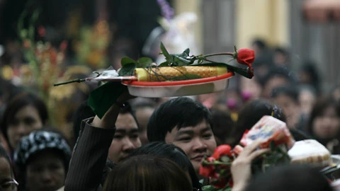 Đường vào phủ Tây Hồ người người chen chúc đến lễ. Để chen chân được vào điện thờ mà đồ lễ không bị xộc xệch là việc khó khăn. Trước cửa điện thờ chính lúc nào cũng đông nghẹt người tấp nập vào ra. Đường vào phủ Tây Hồ người người chen chúc đến lễ. Để chen chân được vào điện thờ mà đồ lễ không bị xộc xệch là việc khó khăn. Trước cửa điện thờ chính lúc nào cũng đông nghẹt người tấp nập vào ra.