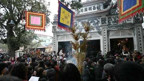 Đường vào phủ Tây Hồ người người chen chúc đến lễ. Để chen chân được vào điện thờ mà đồ lễ không bị xộc xệch là việc khó khăn. Trước cửa điện thờ chính lúc nào cũng đông nghẹt người tấp nập vào ra.