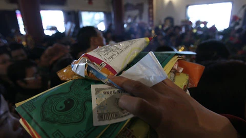 Đồ lễ phải luôn được giữ cẩn thận trên đầu nếu không muốn rơi. Phía trong điện đồ lễ cùng tiền bày la liệt rất khó phân biệt đồ của ai. Nhiều người không thể chen nổi vào trong đành đứng ngoài vái vọng. Đồ lễ phải luôn được giữ cẩn thận trên đầu nếu không muốn rơi. Phía trong điện đồ lễ cùng tiền bày la liệt rất khó phân biệt đồ của ai. Nhiều người không thể chen nổi vào trong đành đứng ngoài vái vọng.