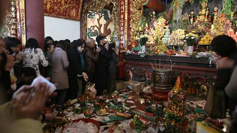 Đồ lễ phải luôn được giữ cẩn thận trên đầu nếu không muốn rơi. Phía trong điện đồ lễ cùng tiền bày la liệt rất khó phân biệt đồ của ai. Nhiều người không thể chen nổi vào trong đành đứng ngoài vái vọng. Đồ lễ phải luôn được giữ cẩn thận trên đầu nếu không muốn rơi. Phía trong điện đồ lễ cùng tiền bày la liệt rất khó phân biệt đồ của ai. Nhiều người không thể chen nổi vào trong đành đứng ngoài vái vọng.