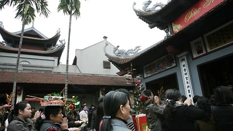 Đồ lễ phải luôn được giữ cẩn thận trên đầu nếu không muốn rơi. Phía trong điện đồ lễ cùng tiền bày la liệt rất khó phân biệt đồ của ai. Nhiều người không thể chen nổi vào trong đành đứng ngoài vái vọng.