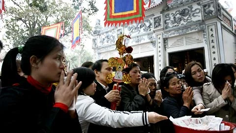 Những điện thờ nhỏ bên ngoài cũng đông cứng người khấn vái, ai cũng cố chen vào để đặt tiền lẻ trước khi cầu tài, lộc. o năm nào phủ Tây Hồ cũng quá tải người đến lễ, kẻ gian luôn lợi dụng móc túi nên nơi đây có treo khung ảnh những kẻ chuyên móc túi để cảnh báo người đi lễ. Rất nhiều quầy bán xổ số xé ở khu vực sân phủ, đôi uyên ương này đã trúng ngay ít lộc ngay sau khi làm lễ cầu may. Những điện thờ nhỏ bên ngoài cũng đông cứng người khấn vái, ai cũng cố chen vào để đặt tiền lẻ trước khi cầu tài, lộc. o năm nào phủ Tây Hồ cũng quá tải người đến lễ, kẻ gian luôn lợi dụng móc túi nên nơi đây có treo khung ảnh những kẻ chuyên móc túi để cảnh báo người đi lễ. Rất nhiều quầy bán xổ số xé ở khu vực sân phủ, đôi uyên ương này đã trúng ngay ít lộc ngay sau khi làm lễ cầu may.