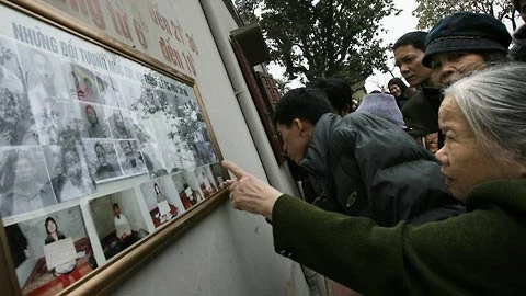 Những điện thờ nhỏ bên ngoài cũng đông cứng người khấn vái, ai cũng cố chen vào để đặt tiền lẻ trước khi cầu tài, lộc. o năm nào phủ Tây Hồ cũng quá tải người đến lễ, kẻ gian luôn lợi dụng móc túi nên nơi đây có treo khung ảnh những kẻ chuyên móc túi để cảnh báo người đi lễ. Rất nhiều quầy bán xổ số xé ở khu vực sân phủ, đôi uyên ương này đã trúng ngay ít lộc ngay sau khi làm lễ cầu may. Những điện thờ nhỏ bên ngoài cũng đông cứng người khấn vái, ai cũng cố chen vào để đặt tiền lẻ trước khi cầu tài, lộc. o năm nào phủ Tây Hồ cũng quá tải người đến lễ, kẻ gian luôn lợi dụng móc túi nên nơi đây có treo khung ảnh những kẻ chuyên móc túi để cảnh báo người đi lễ. Rất nhiều quầy bán xổ số xé ở khu vực sân phủ, đôi uyên ương này đã trúng ngay ít lộc ngay sau khi làm lễ cầu may.