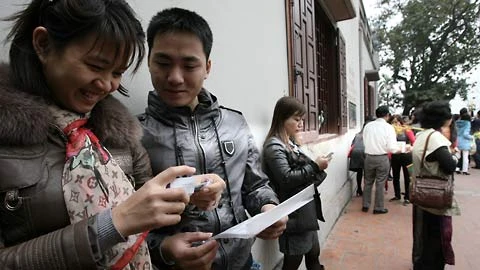 Những điện thờ nhỏ bên ngoài cũng đông cứng người khấn vái, ai cũng cố chen vào để đặt tiền lẻ trước khi cầu tài, lộc. o năm nào phủ Tây Hồ cũng quá tải người đến lễ, kẻ gian luôn lợi dụng móc túi nên nơi đây có treo khung ảnh những kẻ chuyên móc túi để cảnh báo người đi lễ. Rất nhiều quầy bán xổ số xé ở khu vực sân phủ, đôi uyên ương này đã trúng ngay ít lộc ngay sau khi làm lễ cầu may.