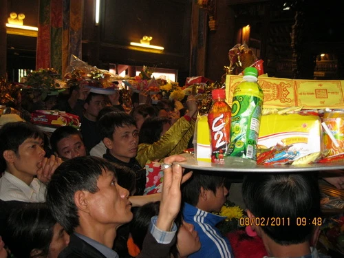 Hàng vạn người chen lấn vào chùa Thiên Trù dâng lễ cầu may Nhiều du khách sau khi tham quan lễ hội, ngồi nghỉ và xả rác khắp nơi Nhiều người "mở lối" vào chùa Thiên Trù bằng cách trèo qua những bức ngăn cách