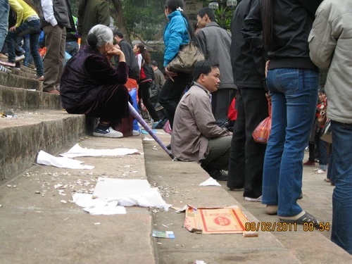 Hàng vạn người chen lấn vào chùa Thiên Trù dâng lễ cầu may Nhiều du khách sau khi tham quan lễ hội, ngồi nghỉ và xả rác khắp nơi Nhiều người "mở lối" vào chùa Thiên Trù bằng cách trèo qua những bức ngăn cách