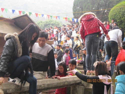 Hàng vạn người chen lấn vào chùa Thiên Trù dâng lễ cầu may Nhiều du khách sau khi tham quan lễ hội, ngồi nghỉ và xả rác khắp nơi Nhiều người "mở lối" vào chùa Thiên Trù bằng cách trèo qua những bức ngăn cách