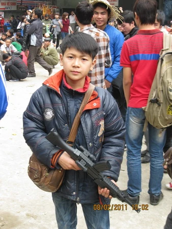 Nhiều loại đồ chơi bạo lực như súng bắn đạn xuất hiện tại lễ hội chùa Hương