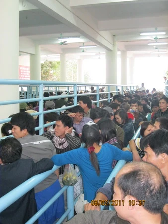 Dòng người chen lấn trong khu vực chờ cáp treo lên động Hương Tích. Nhiều du khách cho biết chờ gần hai giờ đồng hồ mà chưa tới lượt được lên cáp