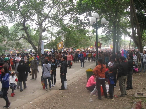 Mới 7h30 sáng mà hàng vạn khách thập phương từ khắp nơi đã có mặt bên trong cổng đền